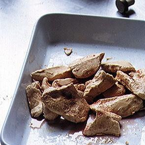 1. Этап. Фуа-гра: 2. На следующий день разрезать печень на кусочки, поместить в миску и добавить вино. Приправить солью и перцем и мариновать 2 часа.