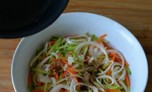 1. Этап. Завертон с индейкой и маринованными овощами: Нагреваем масло до лёгкого дымка, выливаем на приправы, чтобы раскрылся их аромат.