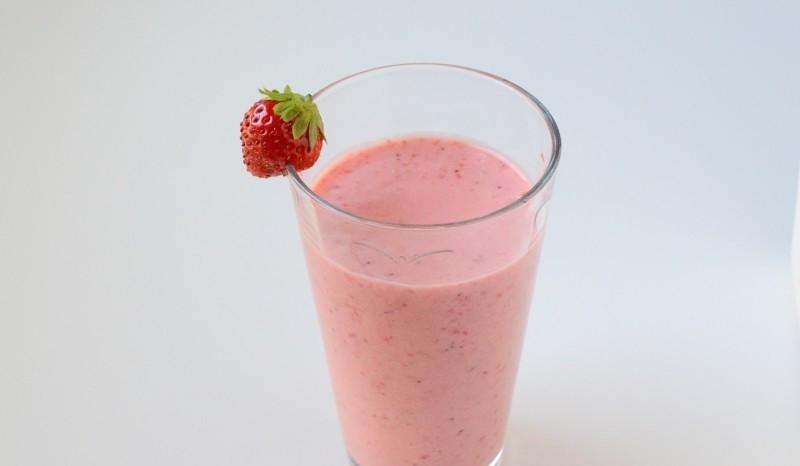 1. Этап. Клубничный смузи с овсянкой: Налить смузи в стакан и приятного аппетита!
