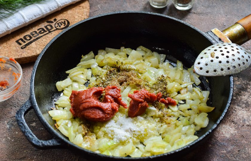 1. Этап. Медово-томатный соус: Добавьте в сковороду соль, перец, все специи по вкусу и томатную пасту.