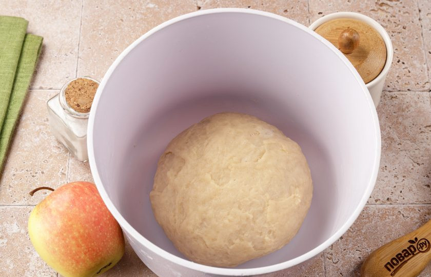1. Этап. Пирог на дрожжах с яблоками: Готовое тесто должно быть мягкое и чуть липкое. Если оно сильно липнет к рукам, можно добавить ещё немного муки. Соберите тесто в шар, накройте полотенцем и поставьте в тёплое место на 1-1,5 часа.