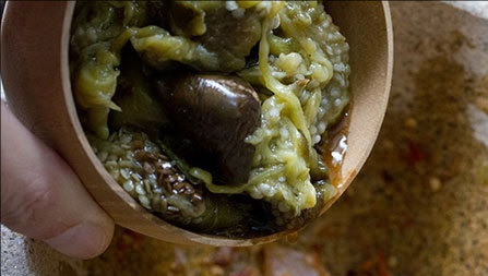 1. Этап. Тайский рыбный суп: 7. Добавить запеченную мякоть баклажана.