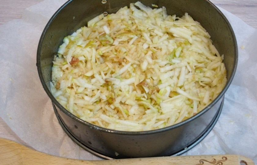 1. Этап. Тёртый пирог с яблоками: 5. Натрите на терке яблоки (без шкурки). Выложите яблочную стружку на тесто.