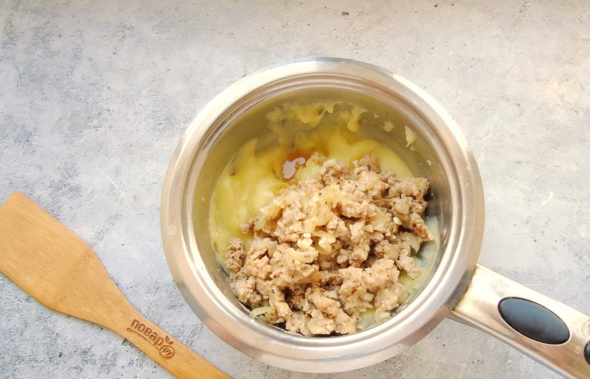 1. Этап. Тосканский суп с фаршем: Добавьте жареный фарш с чесноком, луком и приправами.