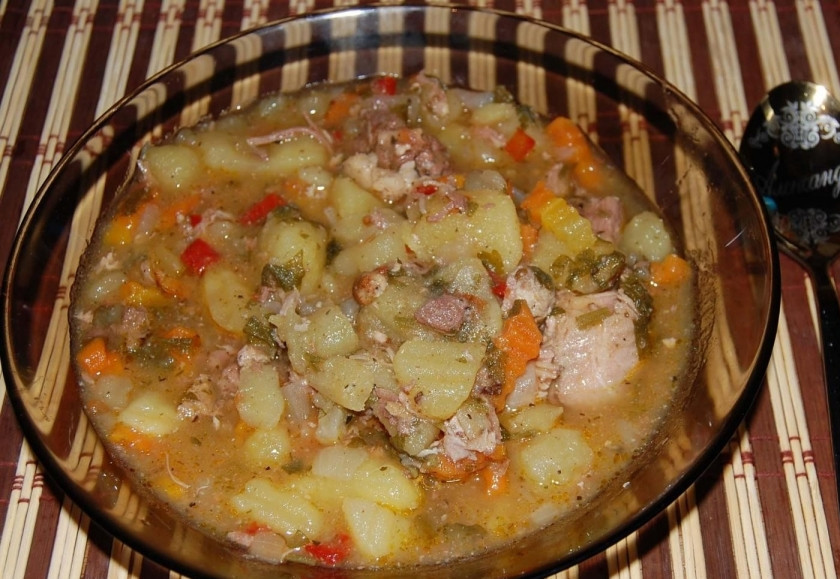 1. Этап. Тушеная картошка с тушенкой: Подготовьте зелень. Помойте. Промокните от лишней влаги бумажным полотенцем. Нарежьте и отправьте в чашу мультиварки к остальным ингредиентам. Накройте крышкой и тушите до готовности. Теперь, когда вы знаете, как приготовить тушеную картошку с тушенкой, доведите ее до готовности и подавайте к столу в горячем виде вместе с различными соленьями.