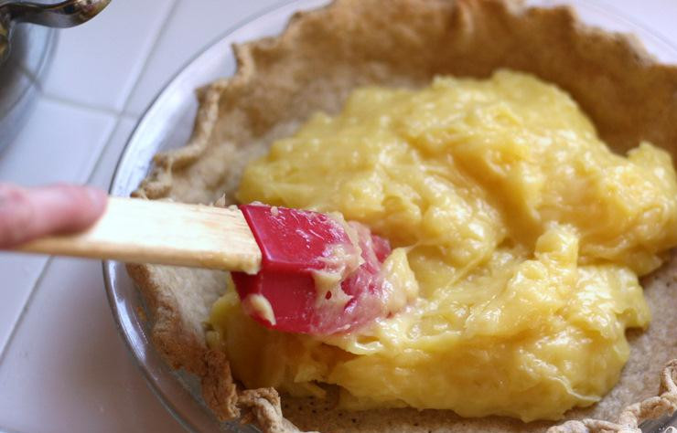 1. Этап. Ананасовый пирог с безе: 3. Выложить полученную смесь поверх корочки для пирога.