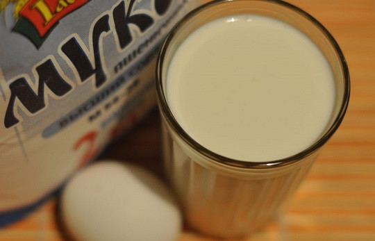 1. Этап. Быстрая пицца на кефире: 1. Тесто невероятно простое и не требует особых усилий или навыков. Все, что необходимо, - это кефир, мука и яйцо.