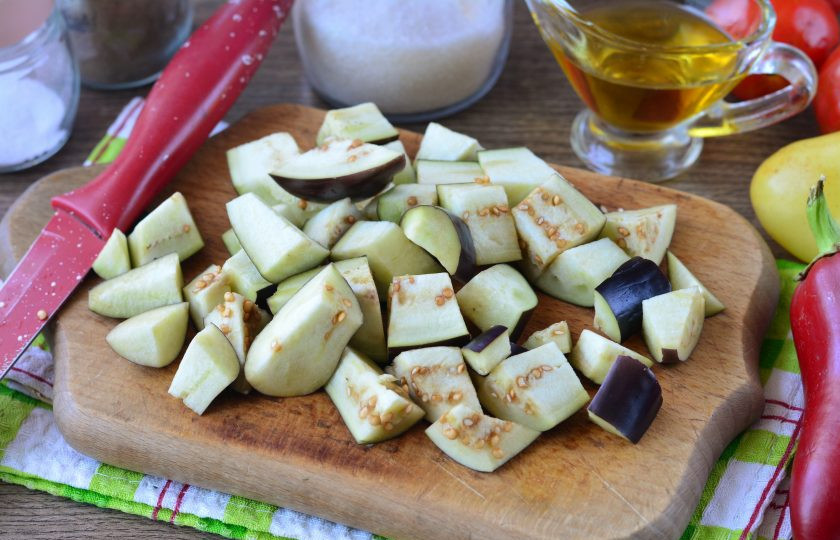 1. Этап. Икра из баклажанов с яблоками на зиму: Вымытые баклажаны нарежьте крупными кубиками.