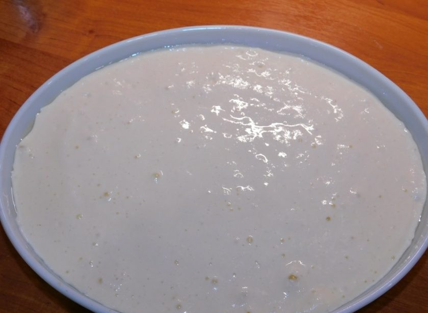 1. Этап. Ванильный пудинг с творогом: Выложите тесто в форму для запекания и поставьте в духовку при 180 градусах на 40-50 минут.