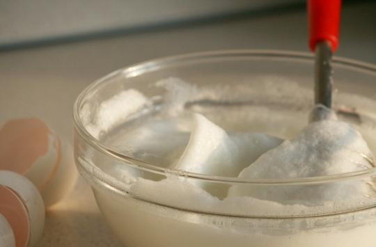 1. Этап. Рулет с семгой и зеленью: Белки взбиваем при помощи венчика до крепкой пены.