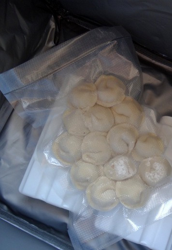 1. Этап. Пельмени-гриль с индейкой: Если у вас нет частного дома или дачи, на природу тоже можно взять такие пельмени, завакуумировав мороженые пельмени и транспортируя их в холодильнике, но этот вариант не для долго хранения, в любом случае)).