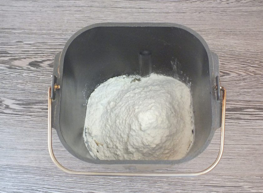 1. Этап. Тесто для лазаньи в хлебопечке: Добавьте муку, соль. Установите ведерко в хлебопечку. Выберите программу 