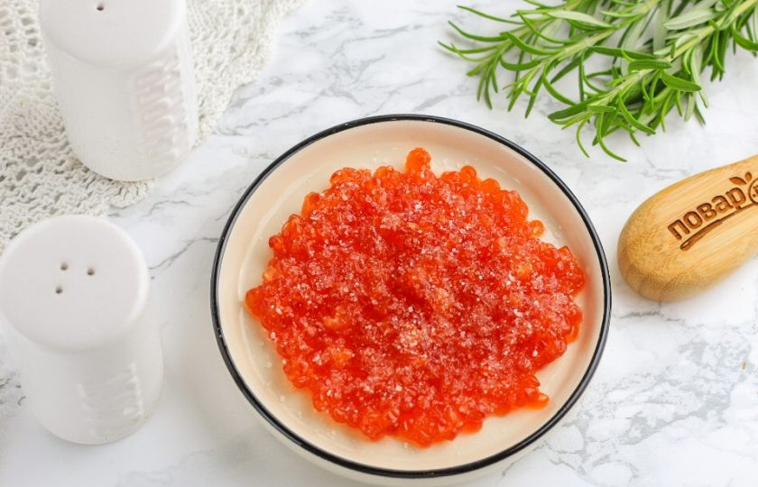 1. Этап. Засолка икры форели: Выложите красную икру в небольшую пиалу или блюдце с бортиками, равномерно распределяя ее по дну. Присолите по вкусу. В любом случае за полчаса икра получится малосольной. Ее можно оставить и на более длительное время, но на холоде и прикрыв пищевой пленкой от заветривания.