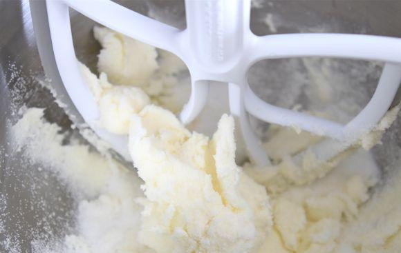 1. Этап. Печенье Конфетти: 1. Предварительно разогреть духовку до 190 градусов. Взбить сливочное масло и сахар миксером в течение 2 минут до кремовой консистенции. Добавить ванильный экстракт, миндальный экстракт и яйцо. Взбить до однородности.