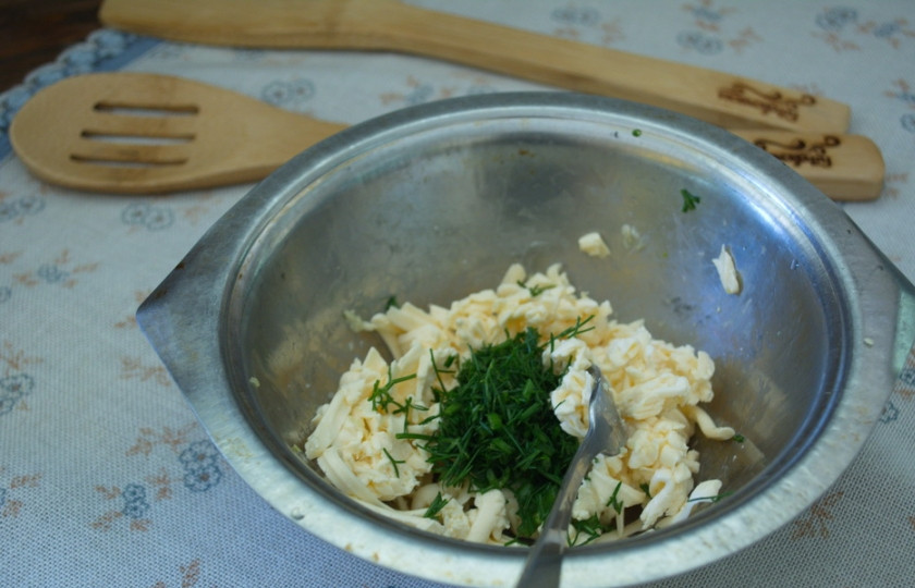 1. Этап. Закуска из помидоров под сыром: Натрите на мелкой терке чеснок. Измельчите укроп.