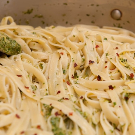 1. Этап. Паста с песто: 7. Готовую пасту слейте. Часть воды, в которой варилась паста оставьте. Выложите пасту в сковороду с лимонной цедрой, добавьте песто, влейте немного воды, в которой варилась паста (если смесь из пасты с песто вам кажется сухой). Перемешайте.