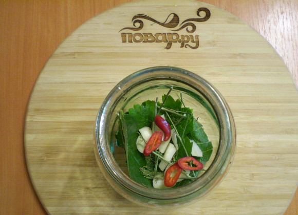 1. Этап. Закатка огурцов в литровые банки: На дно баночки кладем листочки, перец, чеснок.