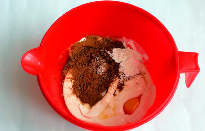 1. Этап. Блинный торт с шоколадной заливкой: Для заливки венчиком хорошо взбейте сметану с яйцами, сахаром и какао-порошком.