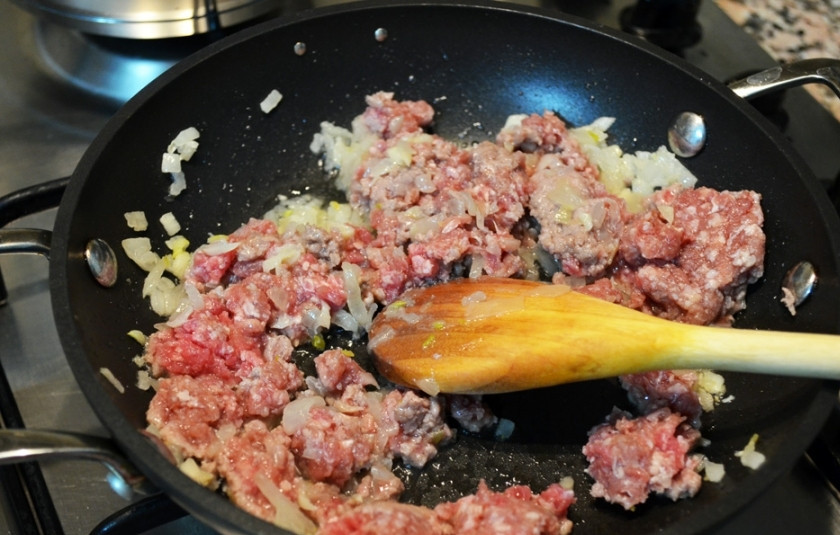 1. Этап. Крокеты мясные: 1. Почистите лук и чеснок. Мелко нарубите. В сковороде нагрейте пару ложке растительного масла, обжарьте лук с чесноком до мягкости, затем добавьте фарш и обжарьте до коричневого цвета.