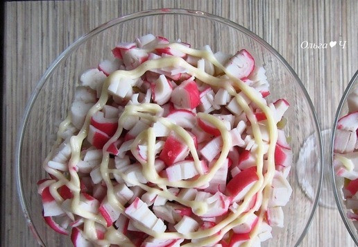 1. Этап. Салат с тунцом Зимние сказки: Затем добавьте мелко нарезанные крабовые палочки и майонез.