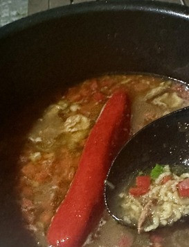 1. Этап. Харчо с орехами и сливой: И путь себе суп стоит - слегка взбулькивает. До готовности риса. Как-то вот так получается. В этот момент стоит попробовать. Сбалансировал «на вкус» на соль и, если, например, будет сильно выраженный кислый вкус, можно добавить немного сахара. В общем, окончательно выправить сочетание вкусов.