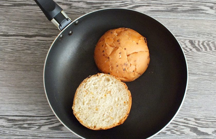 1. Этап. Мексиканские бургеры: Каждую булочку разрежьте на две части и подсушите на сухой сковороде.