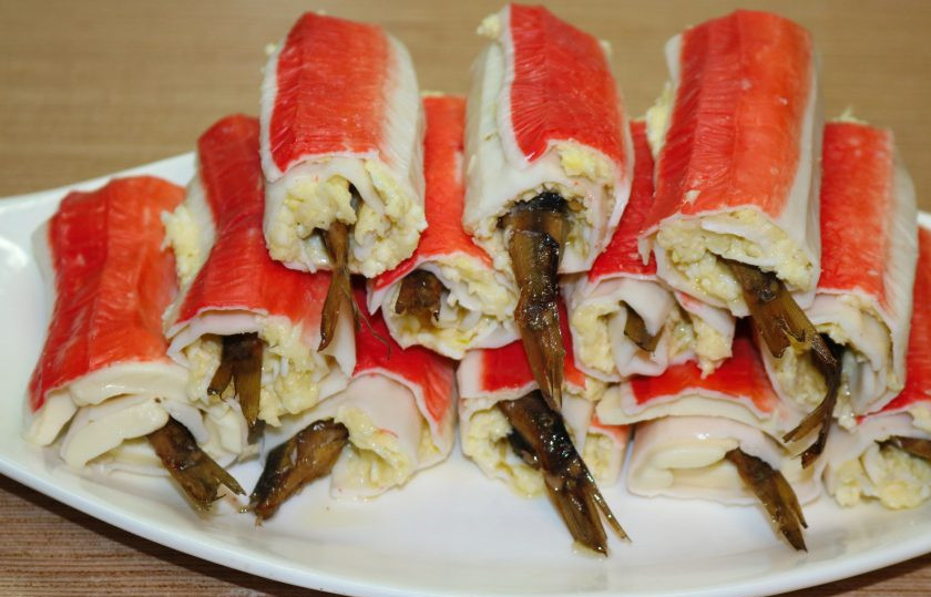 1. Этап. Шпроты в крабовых палочках: Сверните таким образом все рулетики, выложите на тарелку.