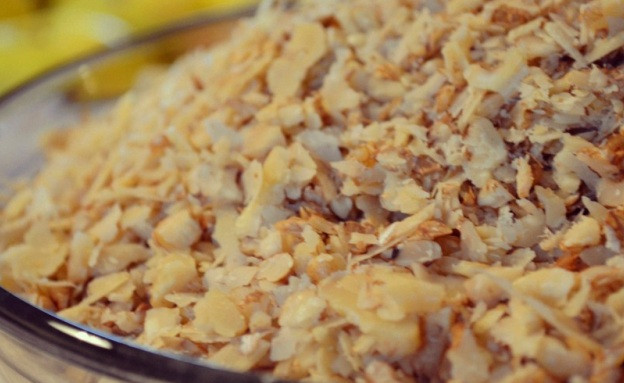 1. Этап. Козинаки из грецких орехов: Орехи не должны напоминать по консистенции крошку, а быть чуть крупнее.