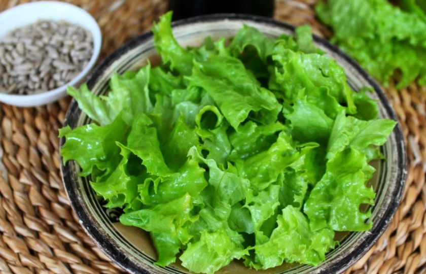 1. Этап. Салат с помидорами и горчицей: Листья салата промываем и нарезаем.