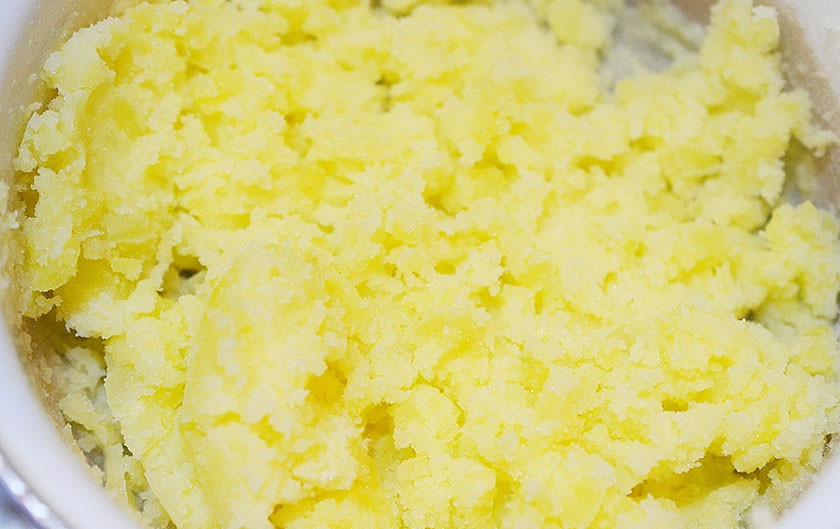 1. Этап. Хрустящий сырный картофель: 1. Картофель отварите до готовности. Разомните в пюре вместе с теплым молоком. Охладите.