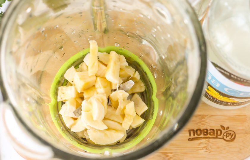 1. Этап. Молочный коктейль с ликером: Очистите банан от кожуры, нарежьте небольшими кубиками и высыпьте в чашу кухонного комбайна или блендера, в глубокий стакан, если готовите напиток погружным блендером.