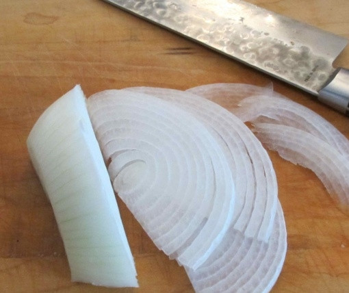 1. Этап. Жереха с грибами: Одну луковицу почистите и нашинкуйте полукольцами.