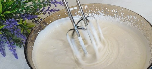 1. Этап. Шоколадный торт с вишней и сметанным кремом: В глубокой миске соединить сметану, сахарную пудру и ванилин, слегка взбить миксером. Затем постепенно добавить 2-3 столовые ложки лимонного сока. Взбивать примерно 6-7 минут, пока крем не увеличится в объеме и не станет достаточно густым