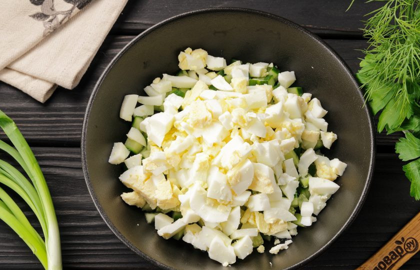 1. Этап. Салат с тунцом, кукурузой и сыром: Яйца очистите и так же нарежьте кубиками.