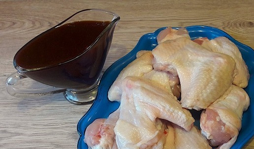 1. Этап. Крылышки, маринованные в остром кетчупе: В емкости смешать кетчуп, соевый соус, масло, чеснок, сок лимона и мед.