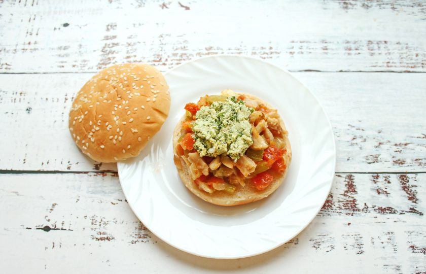 1. Этап. Лампредотто: Круглую булочку разрежьте вдоль на две половины. На нижнюю часть выложите тушеный рубец с овощами, затем соус и закройте сверху второй половинкой булочки.