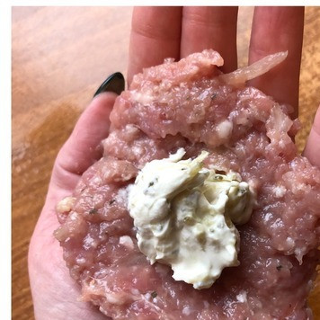 1. Этап. Домашние котлеты «Застольные»: Руки смочить водой и выложить немного фарша на ладонь, расплюснуть. В центр выложить чайную ложку творожной массы и сформировать котлету. Обжарить котлеты на растительном масле с двух сторон на хорошо разогретой сковороде.