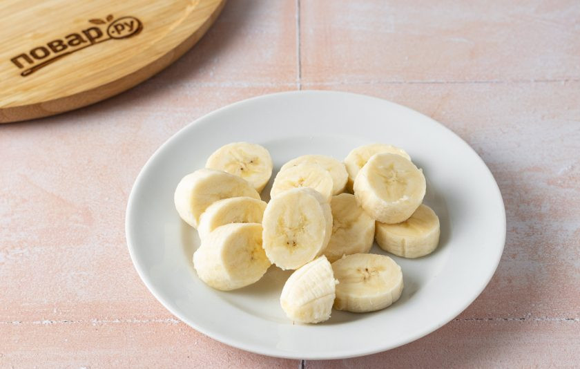 1. Этап. Смузи Бабл гам: Банан очистите, нарежьте кружочками.