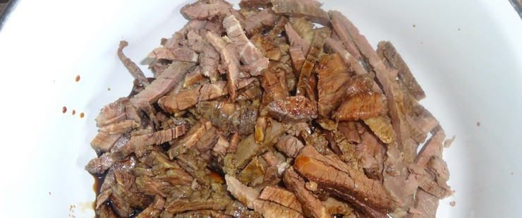 1. Этап. Салат китайский с говядиной: 1. Мясо и лапшу для начала отварим, откинем на дуршлаг и остудим. Мясо режем соломкой и складываем в салатницу. Добавим соевый соус и перемешаем.