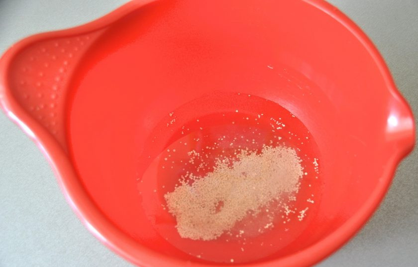 1. Этап. Кавказские чебуреки: В емкость для замешивания теста влейте теплую воду, добавьте дрожжи, соль.