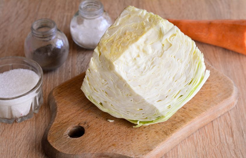 1. Этап. Квашеная капуста без рассола: Подготовьте ингредиенты для приготовления квашеной капусты без рассола.