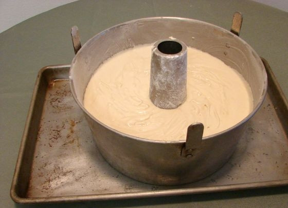 1. Этап. Легкий рецепт кекса: 4. Форму для выпечки смажьте сливочным маслом и вылейте в нее тесто. Отправьте кекс в разогретый до 150 градусов духовой шкаф на 75 минут.