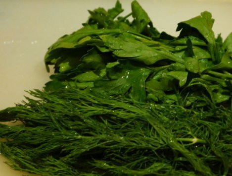 1. Этап. Салат с сельдереем и огурцом: Зелень укропа и петрушки моем и мелко рубим.