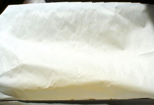 1. Этап. Полента: Накрываем пекарской бумагой и ставим в холодильник на 30 минут для застывания.