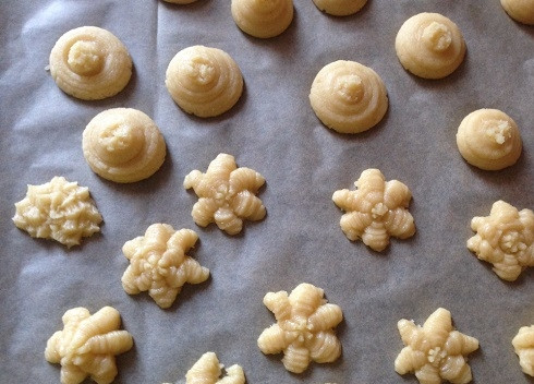 1. Этап. Курабье: Противень застилаем пергаментом. Выкладываем тесто в кондитерский мешок и через насадку выдавливаем-формируем печенья. Получается стандартный противень печений.