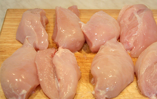 1. Этап. Курица в соевом соусе: 1. Куриные филешки моем, обсушиваем полотенцем.