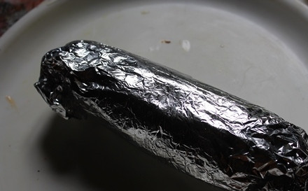 1. Этап. Шаверма дома: 17. Аккуратно сверните питу в рулет и оберните фольгой.