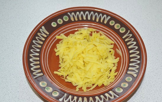 1. Этап. Мандирмак: 6. Картофель очистите и натрите на терке.