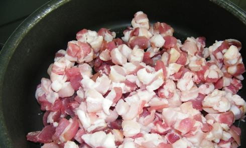 1. Этап. Пирожки на пару: Займемся начинкой. Нарезаем кубиками мясо и обжариваем без масла на сковороде. Жарить до легкой золотистой корочки.