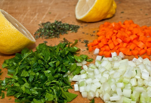 1. Этап. Салат из чечевицы с козьим сыром: 2. Пока чечевица варится, нашинкуйте мелкими кубиками морковь и сельдерей. Нарубите петрушку.